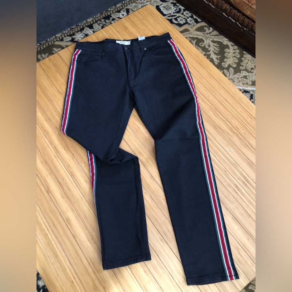 Akademiks Jeanius Men's Black Pants with Striped Detail